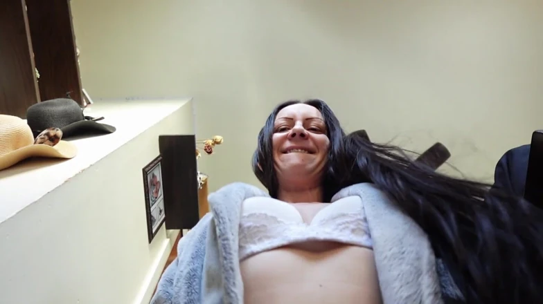 Raven Willow: Straddled Fuzzy Robe挑逗