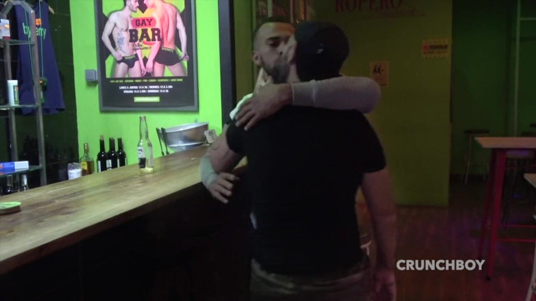 Bareback fun party Paris: Jess Royan se fait baiser sans capote par Andy Gomez...