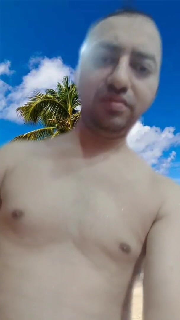 Cute & Nude Crossdresser: Garçon nu sur la plage virtuelle dans AR Reels.