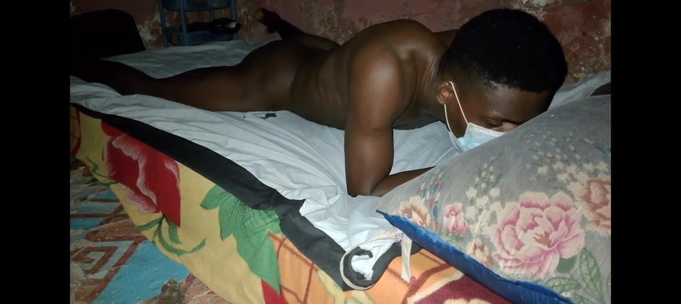 Masturbator emmy: Africký černoch šuká svou postel