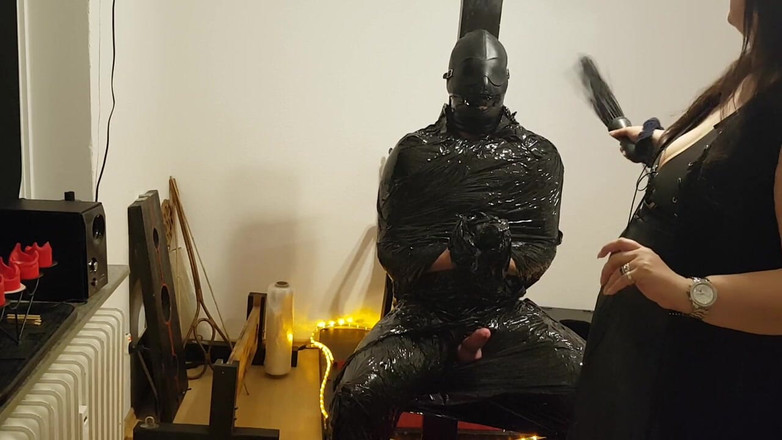 DOMINATRIX6: Foil bondage slave parte 2 - film imbragato mummificato e portato al...