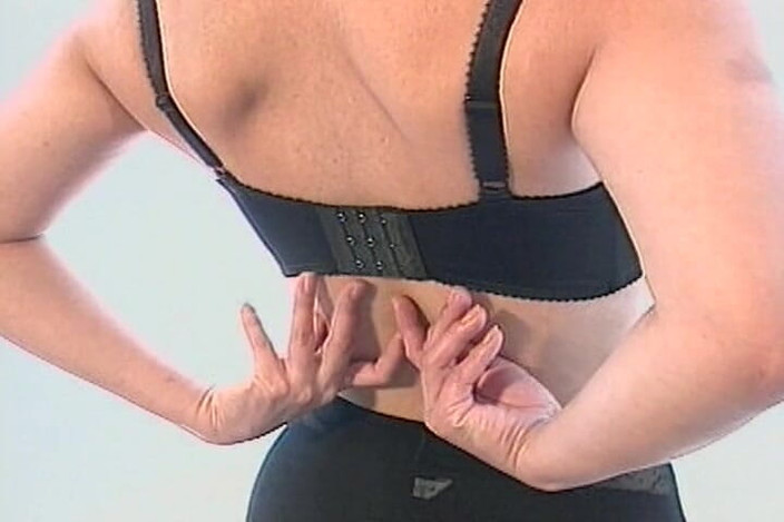 Asian Mature Climax: Sexy a prsatá asijská kočka předvádí své tělo