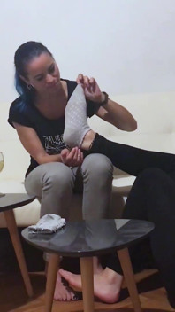 Adoration des pieds lesbienne maison et reniflement
