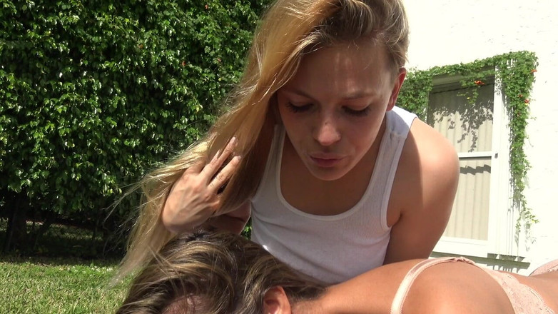 Teddy Tarantino: Dua awek miang menghisap dan mengongkek seorang lelaki bertuah