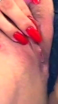 Brunetă matură gagică se fute cu degetele și vibratorul în pizda ei picurândă Wildly