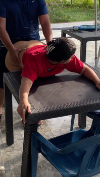 Il lavoratore mi scopa mentre mio marito scopa la mia sorellastra