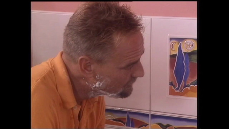 Deutschland porn: Une jolie innocente se rase et baise sa chatte poilue...