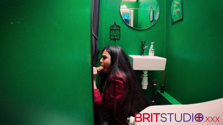 Brit Studio: Азіатська дівчина смокче член у глоріхолі