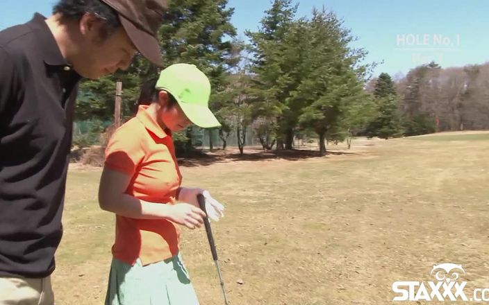 Staxxx: 스트립 골프 게임을 하는 겸둥이 아시아 십대 소녀