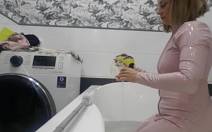 LarisaCum: Meu novo terno de látex bege e eu tomo banho...