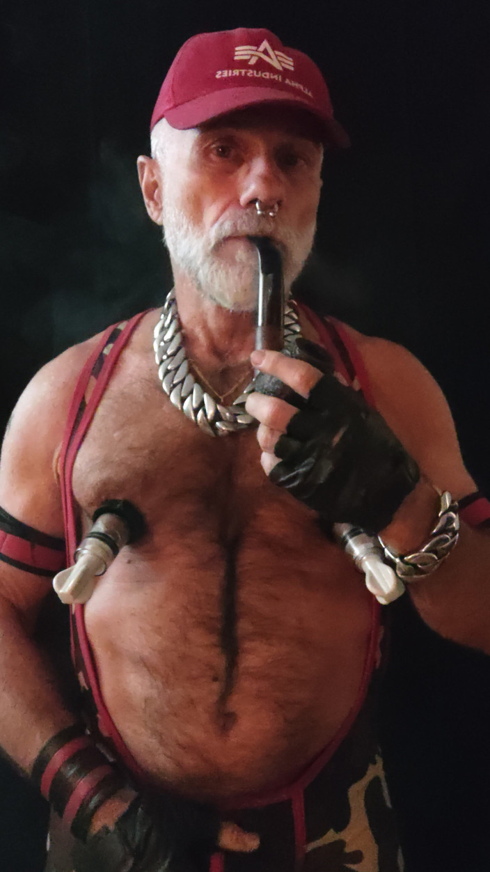 MusclesCigarsFFPig: Ayah tiri merokok pipa dan memompa puting