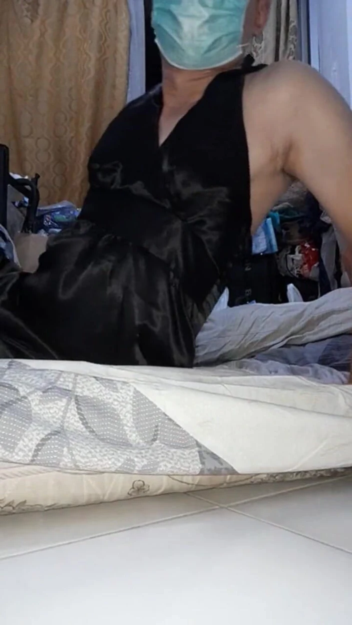 Naomisinka: Удовольствие в атласном черном платье