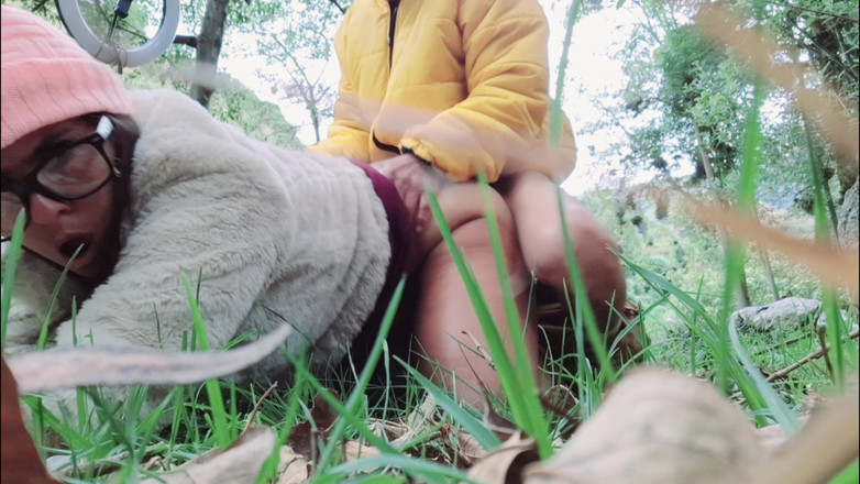 Lady: 大奶子，大屁股熟女吮吸一个变态老人的鸡巴，并把它插入她多汁的阴户