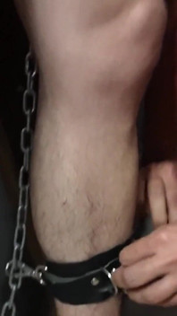 Zvědavý soused se stane bohyní Kiffa otrokyní a kopající taškou - ballbusting