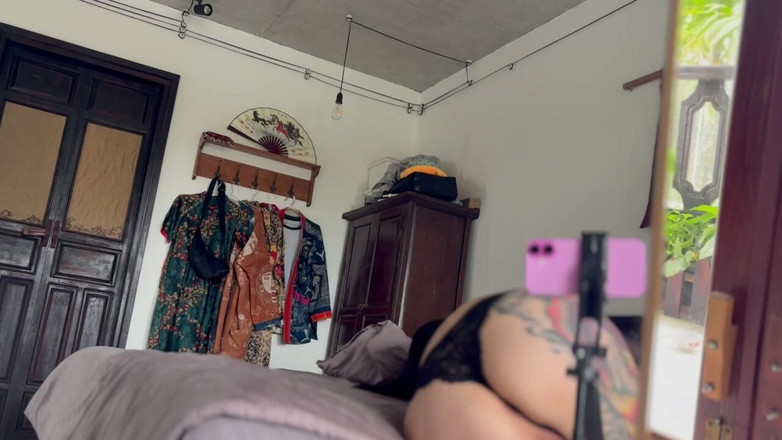 Kate Koss: Orgasmic Pillow Humping