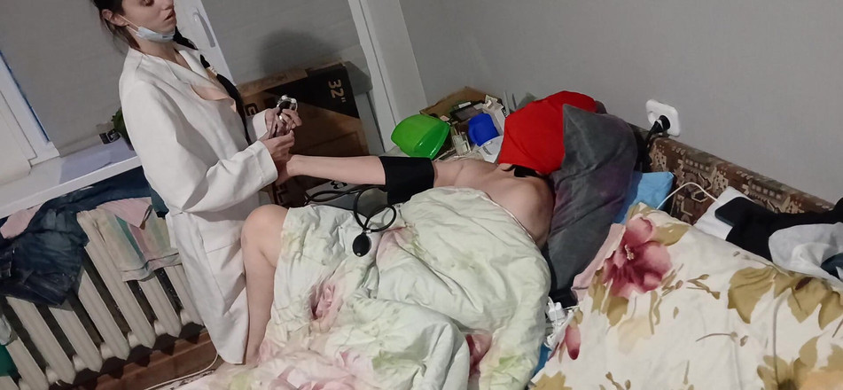 Lesbian-candys: 一个性感的黑发护士治愈了我们高潮