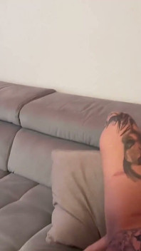 Des MILF tatouées font équipe pour drainer un étalon chanceux