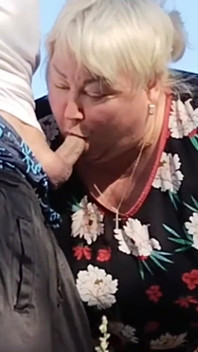 Svärmor håller min kuk medan jag kissa och suger den sedan offentligt