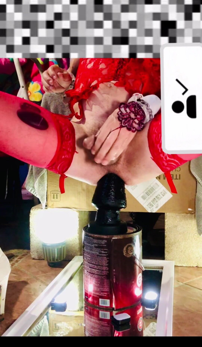 Benito414: 娘娘腔变装者蕾丝丰满女郎穿着巨大的黑色假阳具跳跃