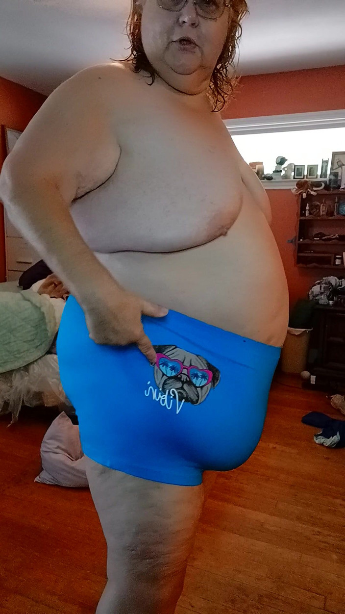 BBW nurse Vicki adventures with friends: 为内裤粉丝穿衣服嘿