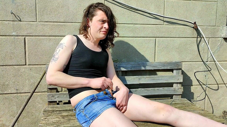 Sara B: Sara se masturbe dans la nature
