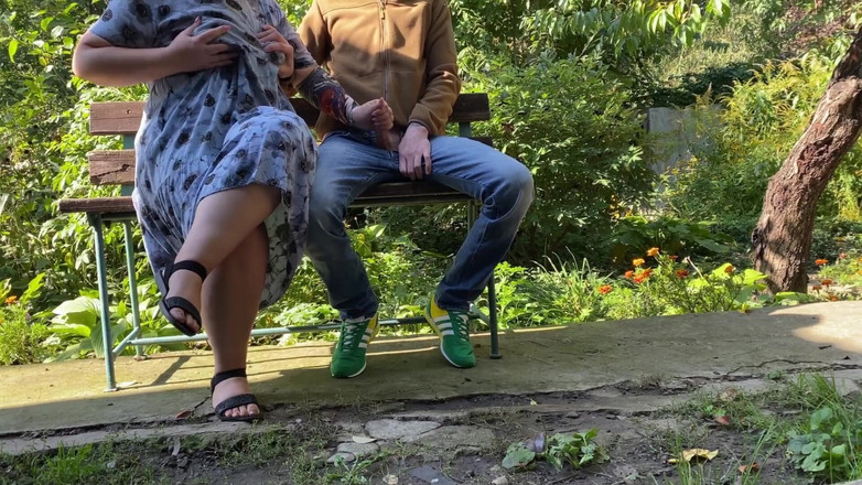 OurFetishLife: 欲情した義母は、継娘の夫が屋外で射精するのを助けます