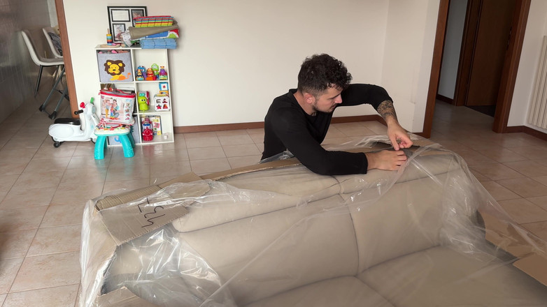 Tommy e Annika: The Boy Assembles the Bed the Sofa and Pure the...