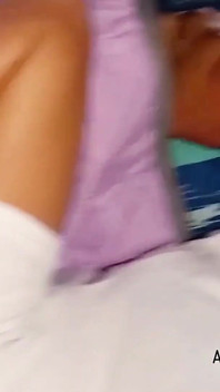 Une belle-fille et son beau-père baisent en faisant attention de ne pas faire de bruit