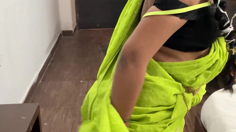desi_babe1234: Desi indiana miLF Bhabhji con culo grosso in Saree scopa...