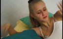 Lucky Wankerz: Юная блондинка с круглой задницей и маленькими сиськами мастурбирует в соло-видео