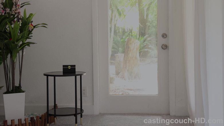 Casting couch HD: La ragazza della porta accanto ha l'orgasmo squirting dal primo...