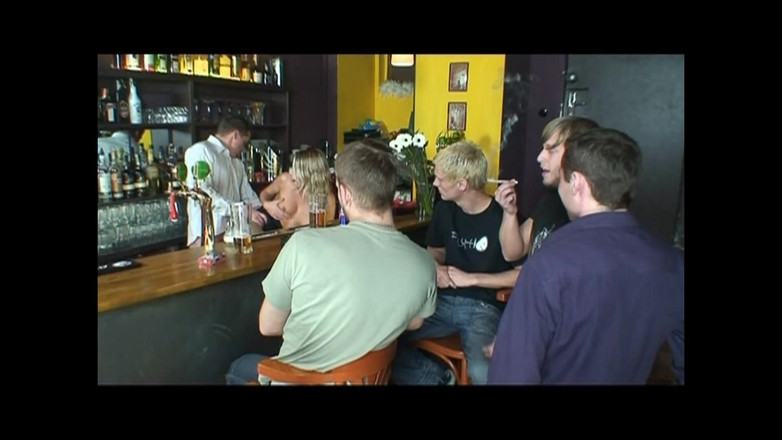 The Hunter Collection: 年轻女孩在酒吧里被颜射并被大素人鸡巴射在脸上