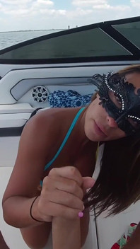 La Pipe D’une MILF En Forme Sur Un Yacht Privé
