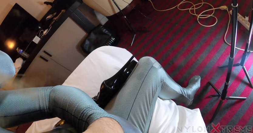 Nylon Xtreme: POV de la chatte Zentai éjacule sur le visage en nylon