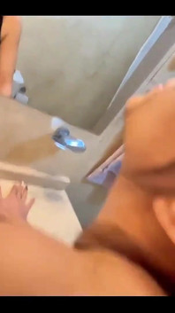 エアロビクスの先生がトイレで私を見つけて、彼氏が到着する前に私をファックします