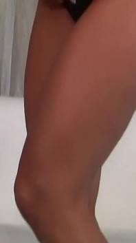 Ateşli orta yaşlı seksi kadın Shay Fox sıkı elbiseli seksi uzun bacaklarını ortaya çıkarıyor