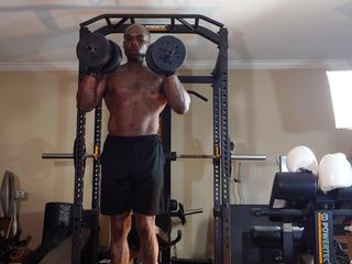 Hallelujah Johnson: 阻力训练锻炼当地核心肌肉通常附着在椎骨上或附近。本地肌肉提供动态控制