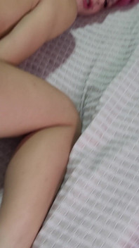 La troia dei capelli rosa si fa riempire il buco del culo
