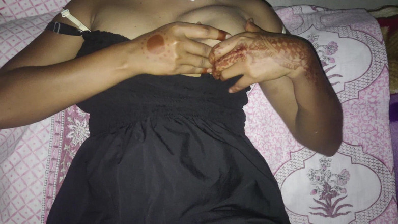 Lovely Dipti: Mooie Dipti met hete borsten die poesje vingeren