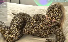 Blondehottiek Chaturbate Humping Pillow em Zentai Catsuit