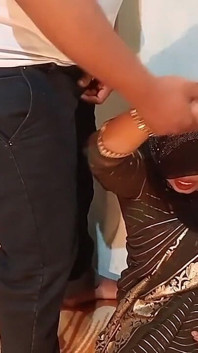 Une musulmane prend une bhabhi ji à la gorge profonde, pleine d’humeur