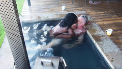 Black Swan: Morning Mist Magic-teściowa zostaje zerżnięta w basenie