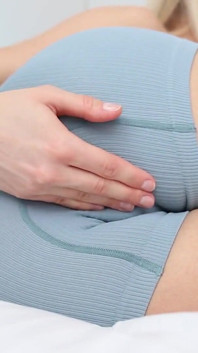 Mojando mis pantalones cortos fetiche - empapando coño - dedeándose rápido solo rubia caliente