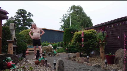 Carmen_Nylonjunge: 前庭の太った男1、水泳パンツ