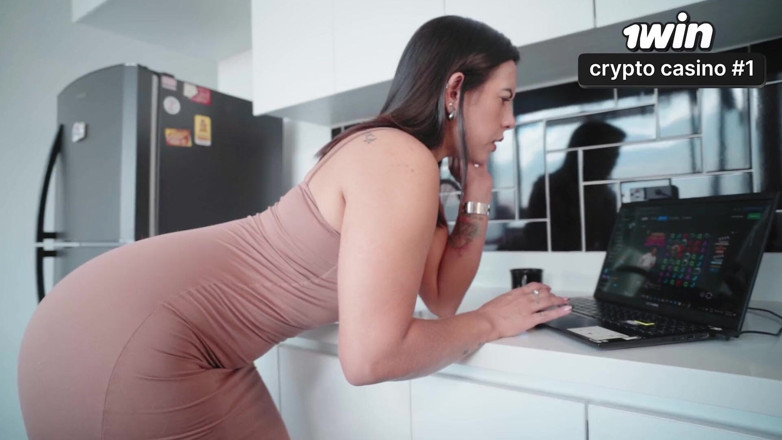 Kylei Ellish: Geschiedene MILF Fickt Jungfräulichen Nerd, Um Ihr Zu Helfen, Online...