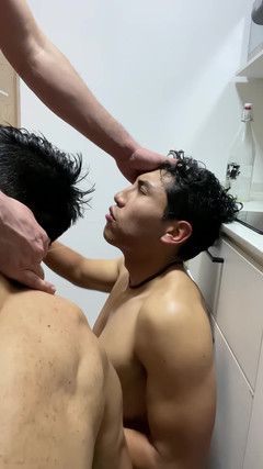 Broken holes cuckold gay: Začal mě hluboce kouřit, zatímco se jeho přítel sprchoval a...