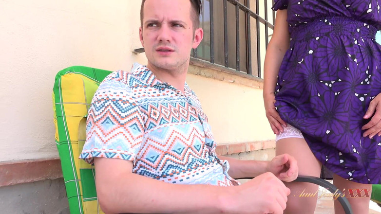 Aunt Judy's XXX: Tetona con curvas milf Keira ayuda a un turista perdido