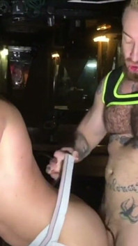 Dois caras bonitos e musculosos