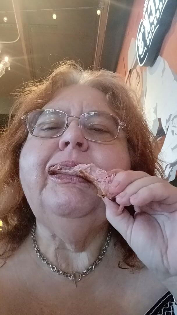 BBW nurse Vicki adventures with friends: Deliciosa cena de costilla en la vieja tienda de barbacoa