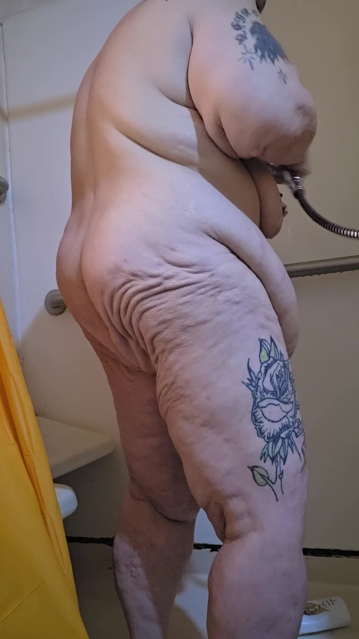 HerculesnVENUS: Cowok ini lagi asik bunga itu di kamar mandi